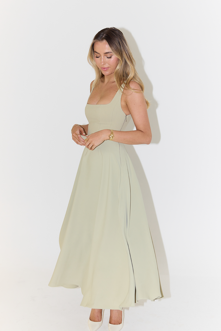 Women’s Midi Dress – Flattering Fit – Cinched Waist – Flowing Silhouette